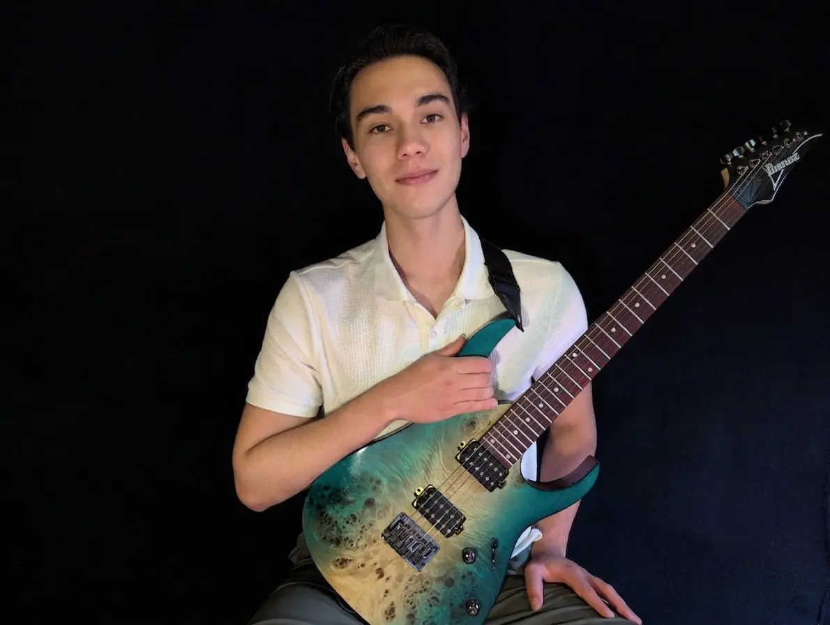 Professional online guitar instructor during a lesson